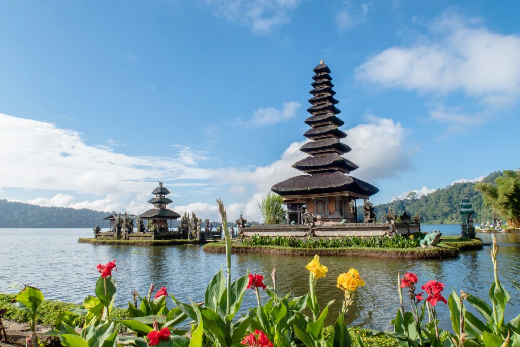 Indonesia, verdaderas esmeraldas flotantes, brisas de sándalo y especias y su forma de vida Bali Hai.